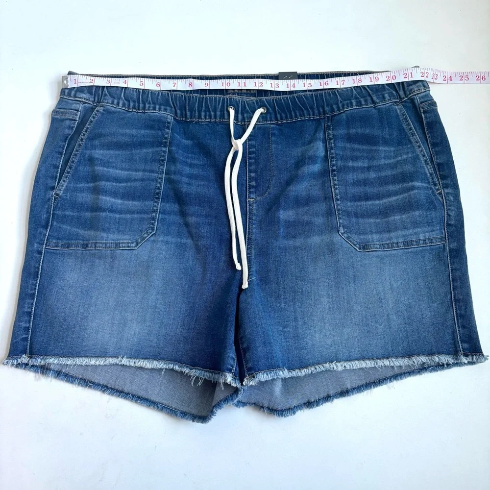 Torrid Mid-Rise Pull-On Jeans Shorts Raw Hem in Rum Coke Blue Wash Size 3X